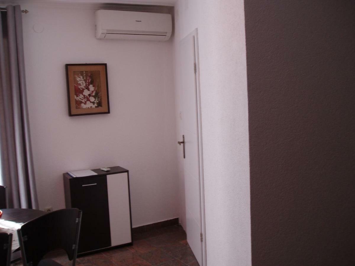 Apartment Oaza Ровин Екстериор снимка