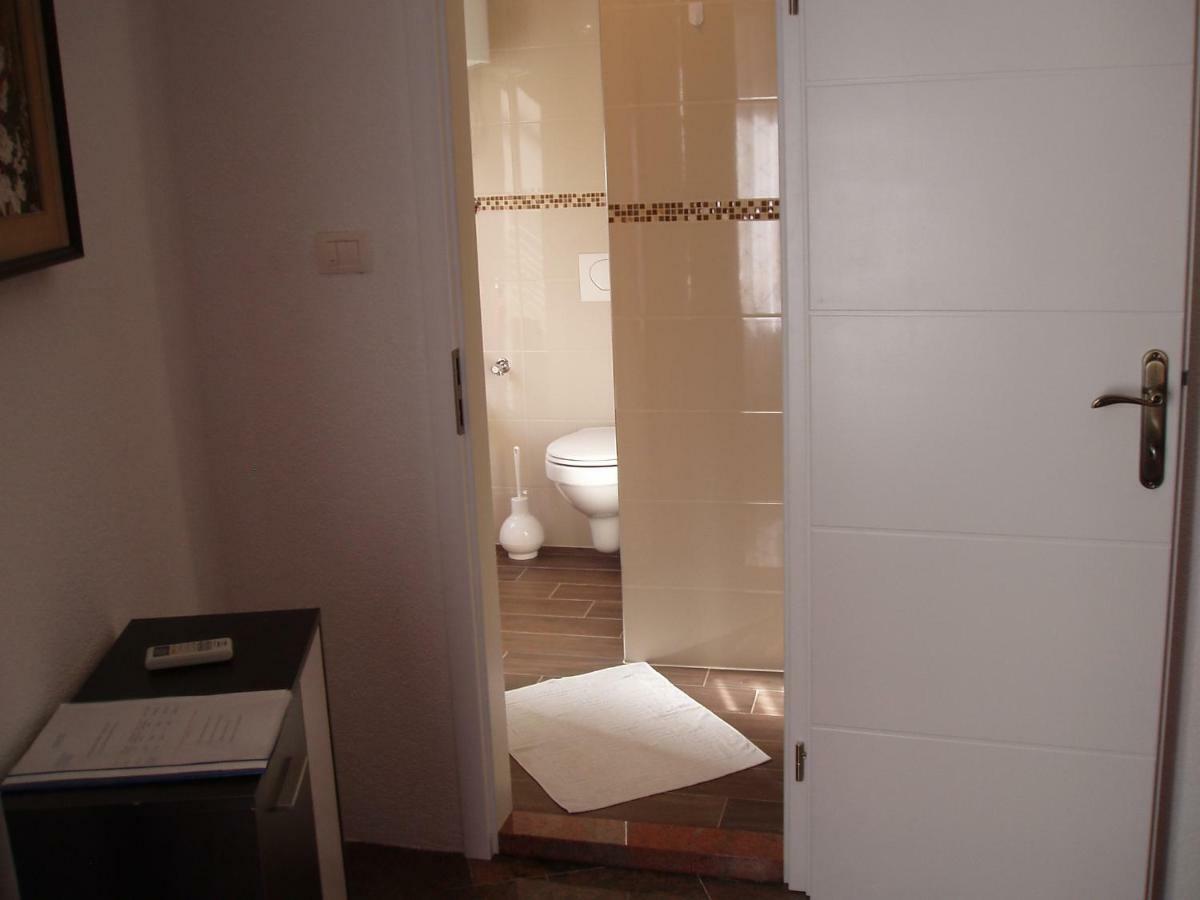 Apartment Oaza Ровин Екстериор снимка