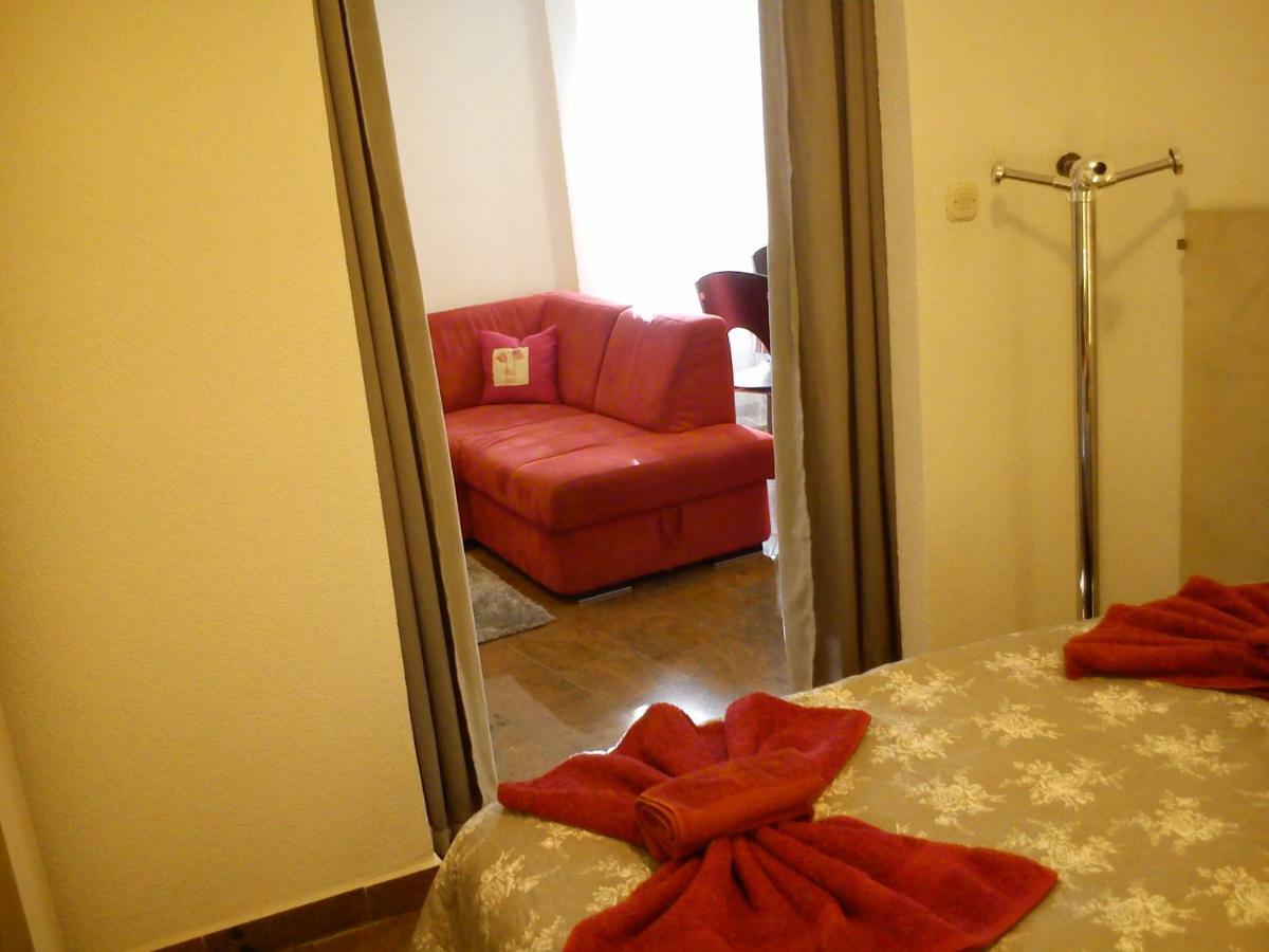 Apartment Oaza Ровин Екстериор снимка